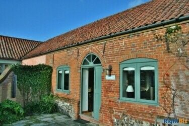 HOLIDAY COTTAGE COMPLEX IN THE HEART OF THE NORFOLK BROADS