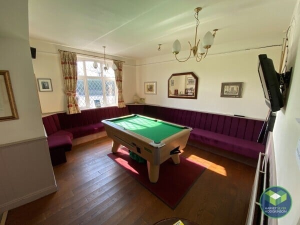 PUBLIC HOUSE: CULCHETH: Photo 1