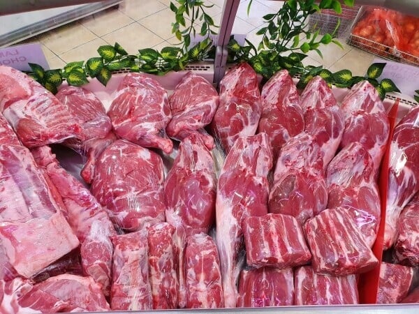 Well maintained Halal butchers and grocery shop in a very good area with free car park for customers. Photo 2