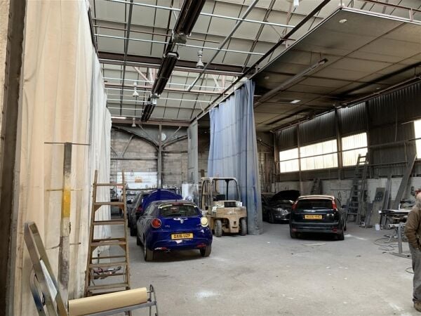 FREEHOLD COMMERCIAL VEHICLE ACCIDENT REPAIRS CENTRE IN WOLVERHAMPTON FREEHOLD COMMERCIAL VEHICLE ACCIDENT REPAIRS CENTRE IN WOLVERHAMPTON