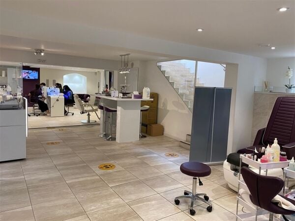 COSMOPOLITIAN NAIL BAR & BEAUTY SALON ON WATFORD HIGH STREET TOWN CENTRE COSMOPOLITIAN NAIL BAR & BEAUTY SALON ON WATFORD HIGH STREET TOWN CENTRE