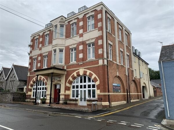 FREEHOLD B&B OR SELF CATERING APARTMENTS WITH LICENSED BAR & RESTAURANT IN PEMBROKE DOCK