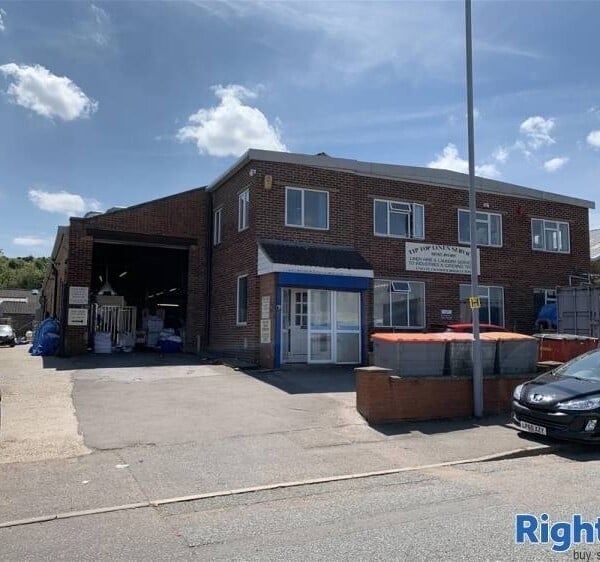 BLUE CHIP FREEHOLD COMMERCIAL LAUNDRY SOLUTIONS COMPANY WITH QUALITY LINEN HIRE IN LUTON Photo 1