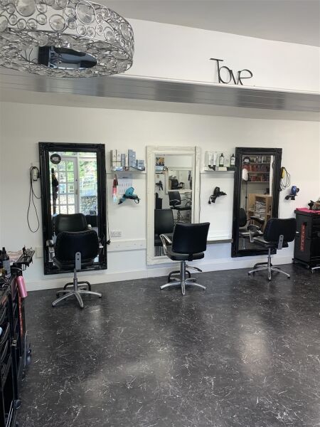 STYLISH UNISEX HAIR SALON IN NEWTON STEWART
