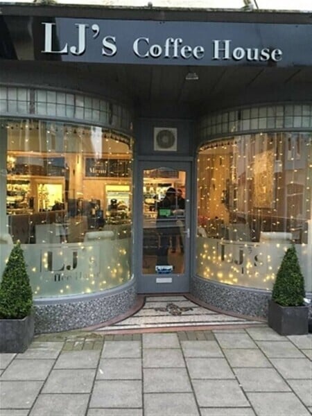 FULLY LICENSED DAYTIME COFFEE SHOP & BISTRO IN SOUTH WALES COASTAL TOWN Photo 1