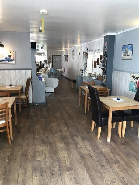 CHARMING COURTYARD COFFEE SHOP IN BRACKLEY TOWN CENTRE Photo 1
