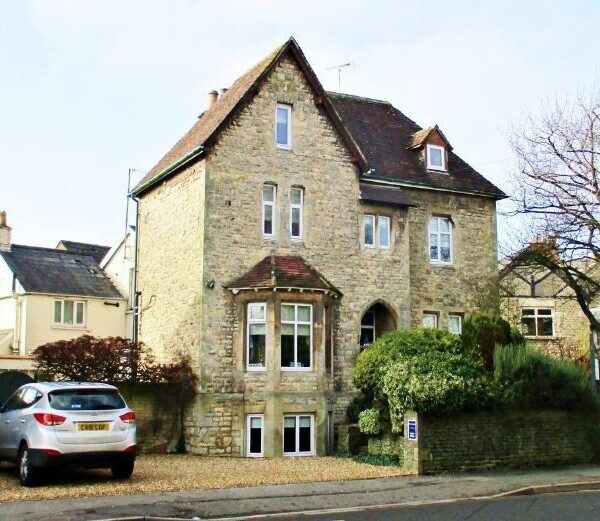 Superb 6 bedroom (all en-suite) Guest House in the Costwolds Photo 1