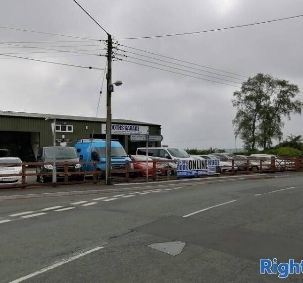Well-established Garage with repeated custom Photo 1