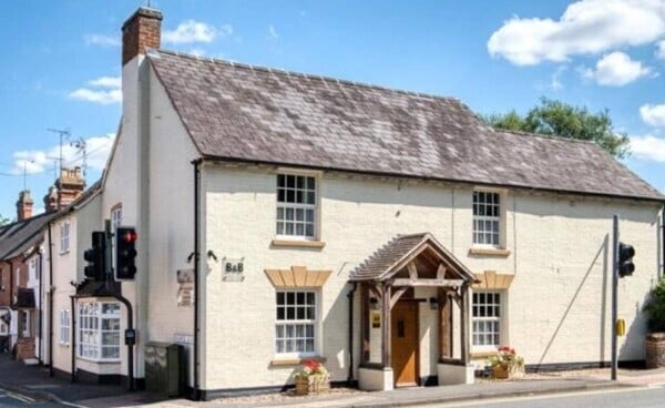 Freehold 7 Bedroom Guest House Located In Henley In Arden Photo 1