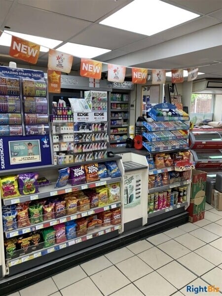 Taking £24,000 pw  LICENSED CONVENIENCE STORE SWADLINCOTE, DERBYSHIRE Photo 1