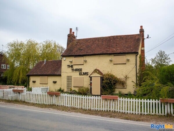 ESSEX - COUNTRY VILLAGE PUB FOR SALE Photo 1