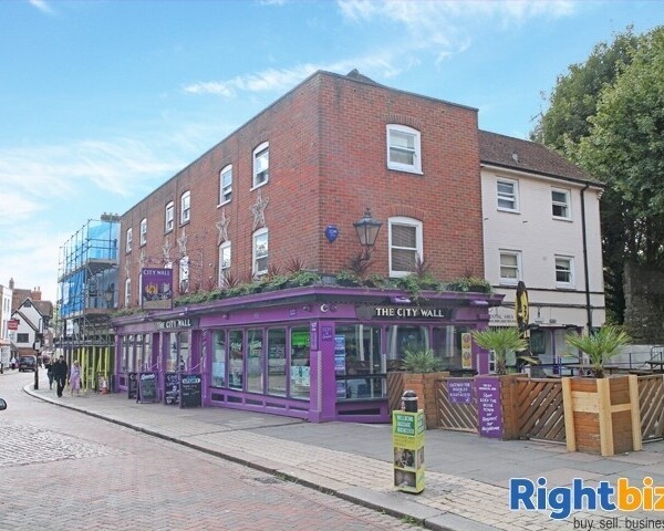 KENT - HISTORIC MEDWAY TOWN CENTRE BAR FOR SALE Photo 1