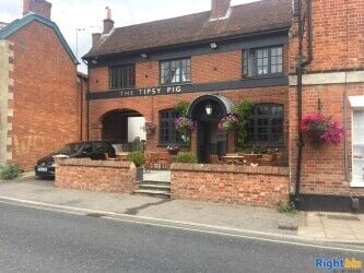 Busy Craft Ale Pub in the centre of the historic market town of Romsey, Hampshire