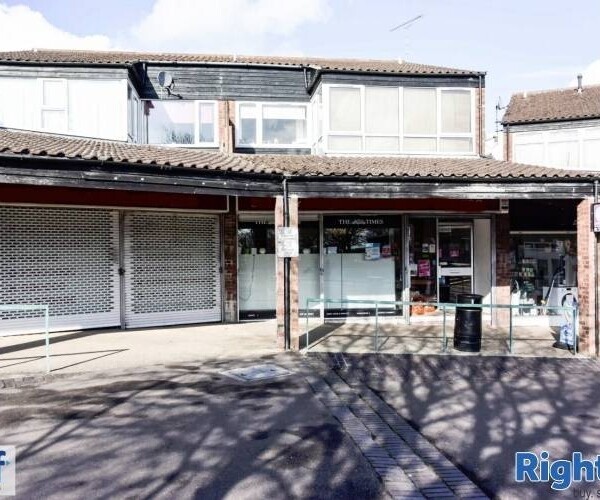 Spacious News / Grocery Store: Herts Town Photo 1
