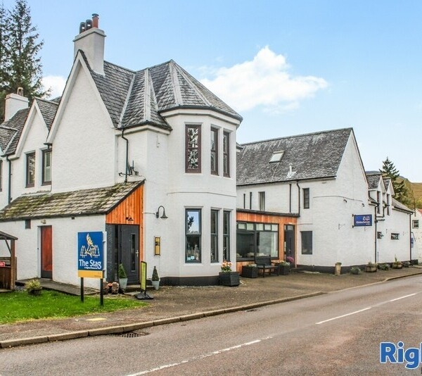 Charming Hotel and Bunkhouse set in the Popular Village of Kinlochewe Photo 1