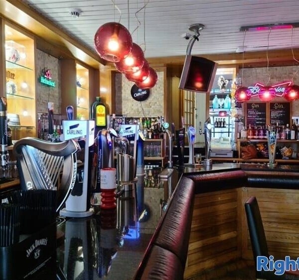 FREEHOLD Detached Bar in a Busy Market Town on the Outskirts of Leeds Photo 1