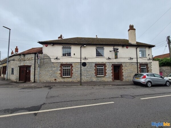 Well Presented Free of Tie Town Centre Public House For Lease Photo 1