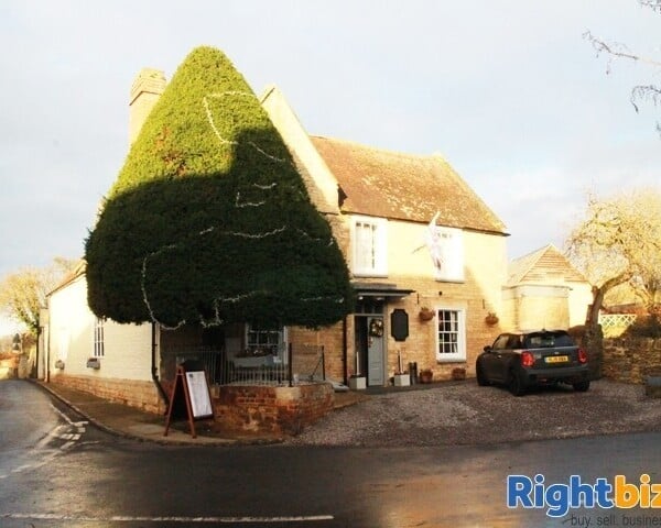 COTSWOLDS - CHARACTER 17TH CENTURY VILLAGE HOSTELRY Photo 1
