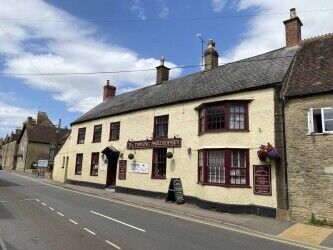 SOMERSET/DORSET BORDER - BUSY COMMUNITY FREEHOUSE IN LARGE VILLAGE Photo 1