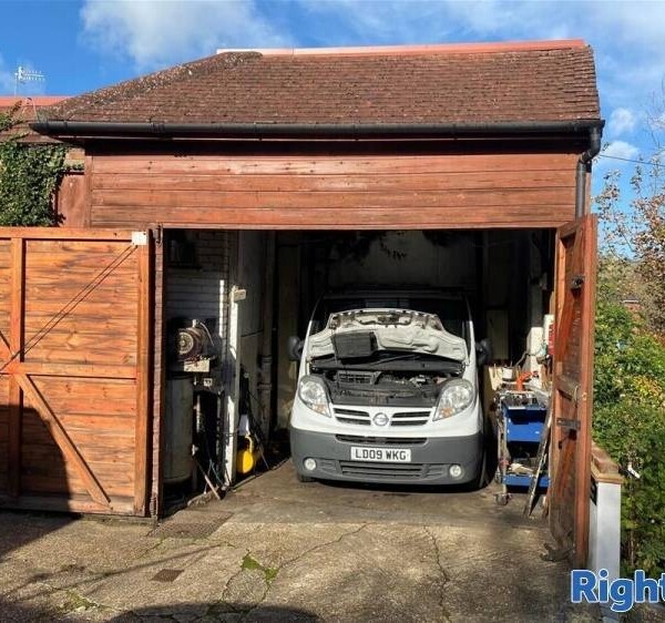 LONG ESTABLISHED & REPUTABLE GARAGE SERVICES - SURREY Photo 1