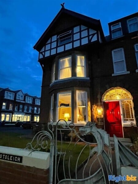 Luxurious Guest House in Whitby with Beach at end of the Road Photo 1