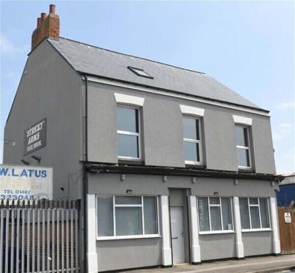 Beautifully Renovated Modern Bar with Comfortable Atmosphere & Accomodation Photo 1