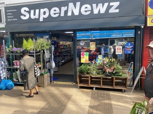 Leasehold Convenience Store, Lottery, Paypoint, Westen Union, in Bilston. Photo 1