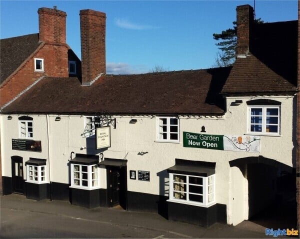 SHROPSHIRE - HISTORIC COACHING INN LOCATED AT THE HEART OF A POPULAR HILLSIDE TOWN Photo 1