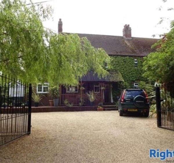 3 Double Bedroom property,- Northamptonshire Photo 1