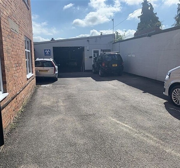WELL REVIEWED FREEHOLD GARAGE SERVICES – DERBYSHIRE Photo 1