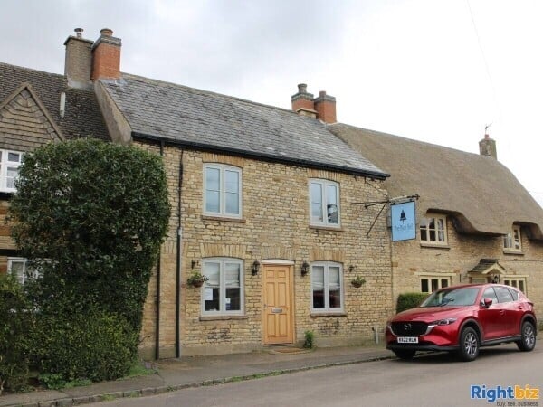 NORTHAMPTONSHIRE - RECENTLY RENOVATED STONE BUILT SOUGHT AFTER VILLAGE FREEHOUSE Photo 1