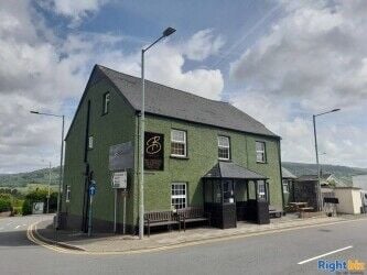 BRECON BEACONS NATIONAL PARK - RENOVATED PUBLIC HOUSE IN SOUGHT AFTER VILLAGE CLOSE TO BUSY CANAL WH