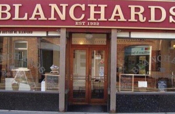 Busy, highly rated and well-established coffee shop / café in the centre of Sleaford. Photo 1