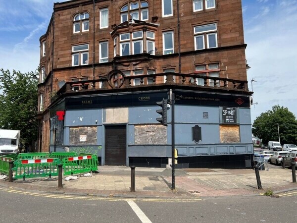 A well positioned pub at a busy intersection in Rutherglen, close to the M74. (ref 1479) Photo 1