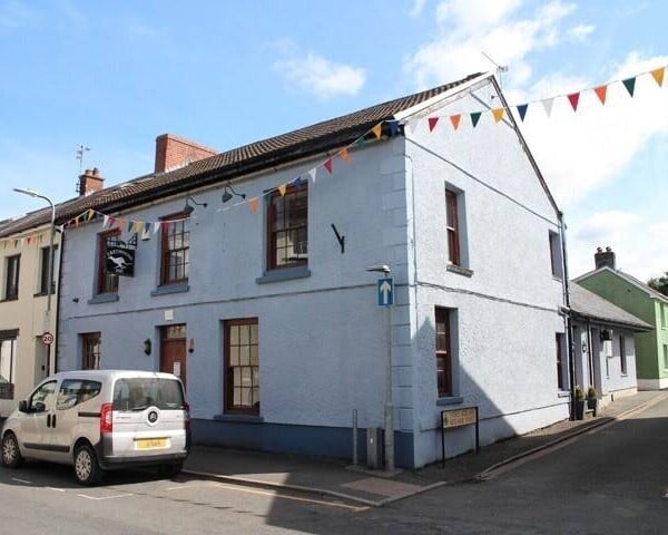 CARMARTHENSHIRE - FORMER PUBLIC HOUSE WITH SUPERB 4 BEDROOM HOLIDAY LET Photo 1
