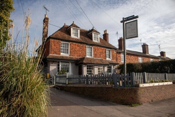 A charming and well presented village pub and restaurant that has bags of potential for a chef patro Photo 1