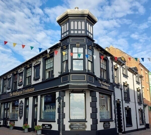 NORFOLK COAST - EXTRMELY PROFITABLE SEAFRONT PUB AND RESTAURANT WITH FOUR LETTING BEDROOMS Photo 1