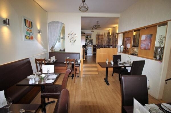 FREEHOLD/LEASEHOLD LIC. RESTAURANT WITH SELF CONTAINED 2 BEDROOM MAISONETTE