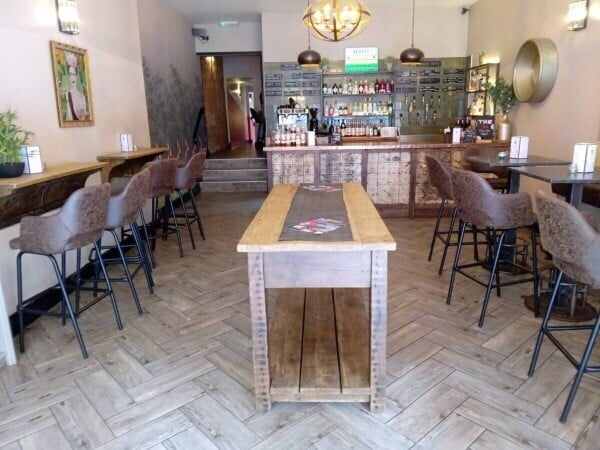 STAFFORDSHIRE – CRAFT BEER AND GIN BAR IN PRIME TOWN CENTRE POSITION Photo 1