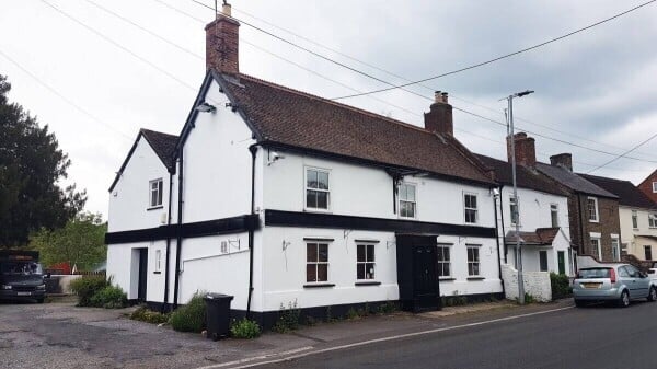 WILTSHIRE - ROADSIDE FREE HOUSE ON TOWN SUBURBS WILTSHIRE - ROADSIDE FREE HOUSE ON TOWN SUBURBS