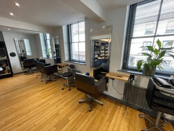 SMALL CHAIN HAIR/BEAUTY/SPA BATH AND WELLS Photo 1