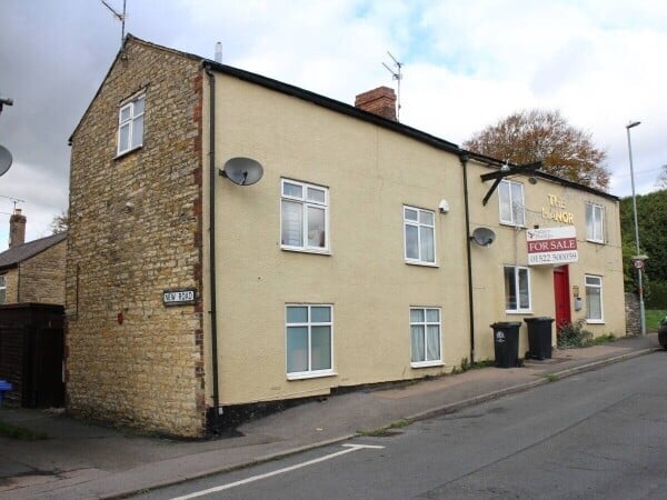 NORTHAMPTONSHIRE - WET LED 4 BEDROOM PUBLIC HOUSE LOCATED IN A RESIDENTIAL AREA Photo 1