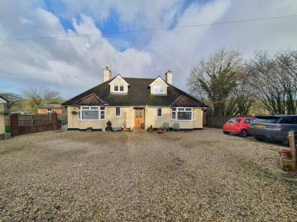 A wonderfully located kennels for sale Photo 1