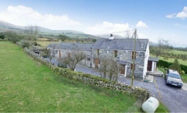 3 BEDROOM FARMHOUSE WITH TWO SELF-CATERED HOLIDAY COTTAGES WITH GYM Photo 1