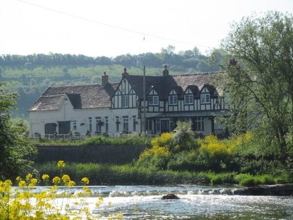 WORCESTERSHIRE- RIVERSIDE PUBLIC HOUSE CLOSE TO SEVERAL CARAVAN HOLIDAY PARKS Photo 1