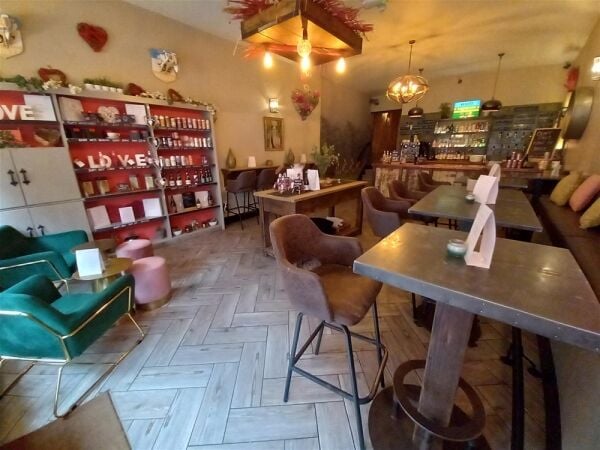 Licenced Trade, Pubs & Clubs For Sale in Stone Photo 1