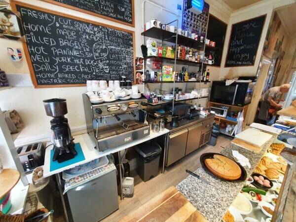 CAFÉ/COFFEE SHOP & DELI WITHIN AFFLUENT WEST LONDON TOWN Photo 1