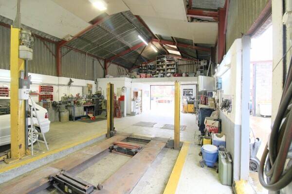 Well established garage located in the town of Annan Photo 1