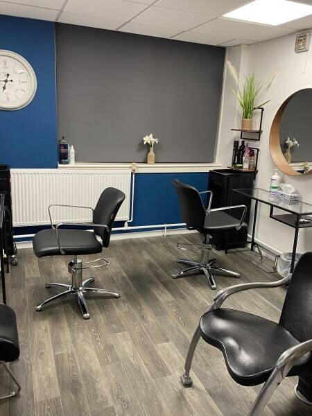 Busy salon set in a busy hotel and conference centre Photo 1