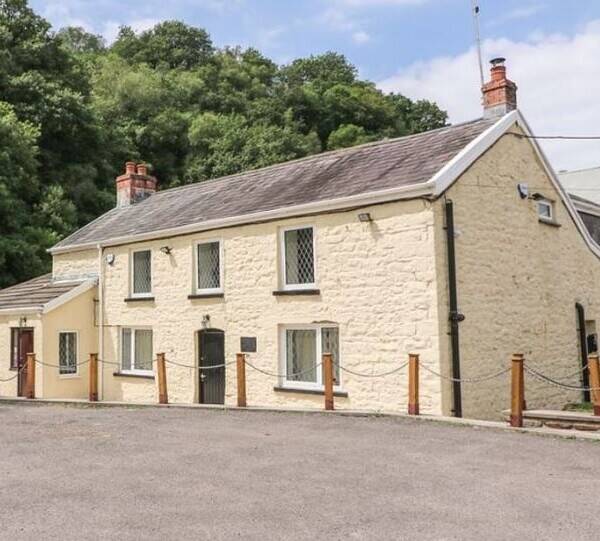 SWANSEA VALLEY - CHARACTER COTTAGE STYLE SIX BEDROOM B&B - APPOINTED TO A VERY GOOD STANDARD Photo 1